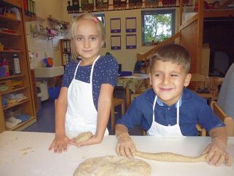 Kinder beim Backen