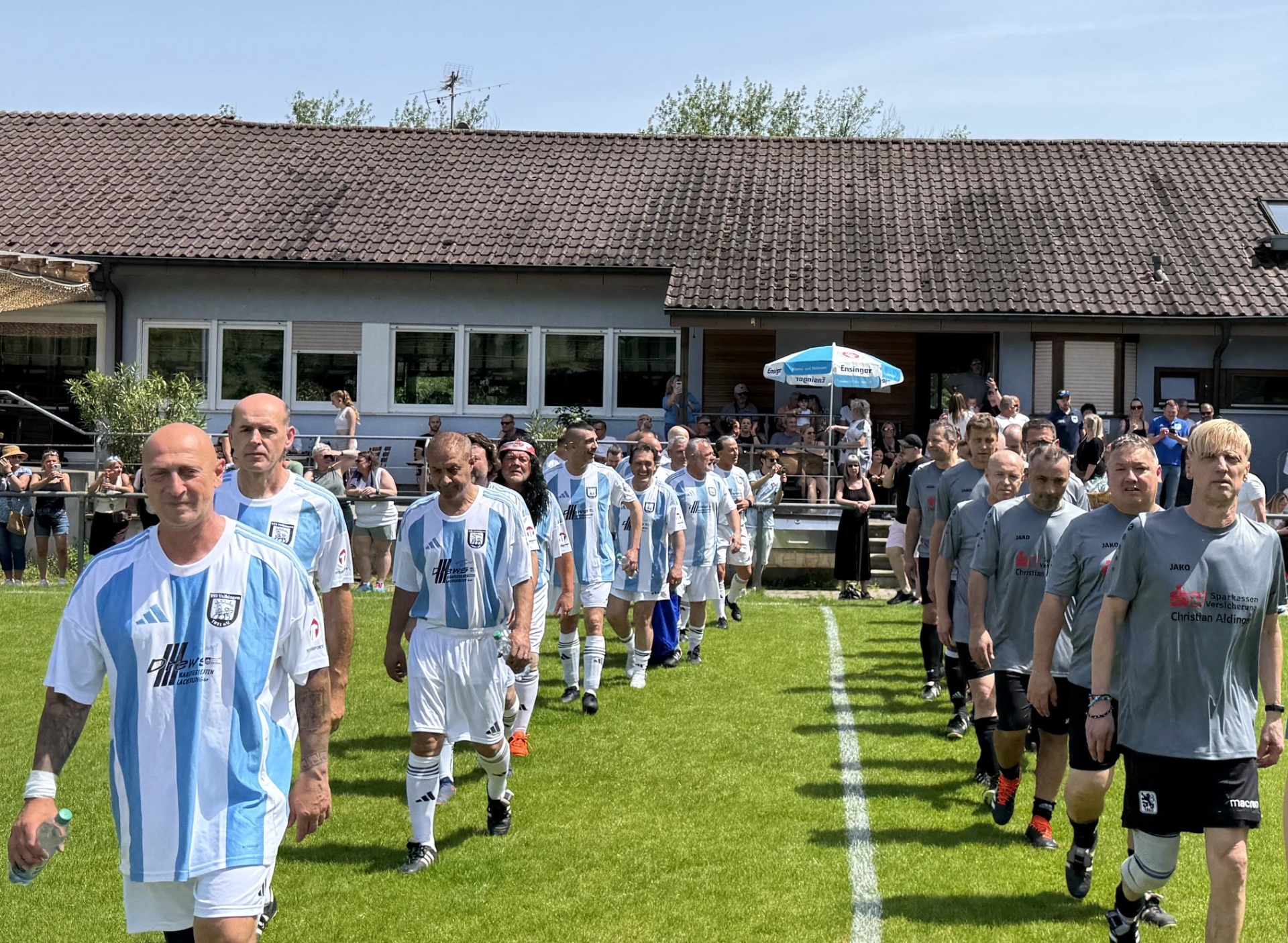 Fussballmanschaften beim Einlauf auf den Sportplatz Fussballmanschaften beim Einlauf auf den Sportplatz