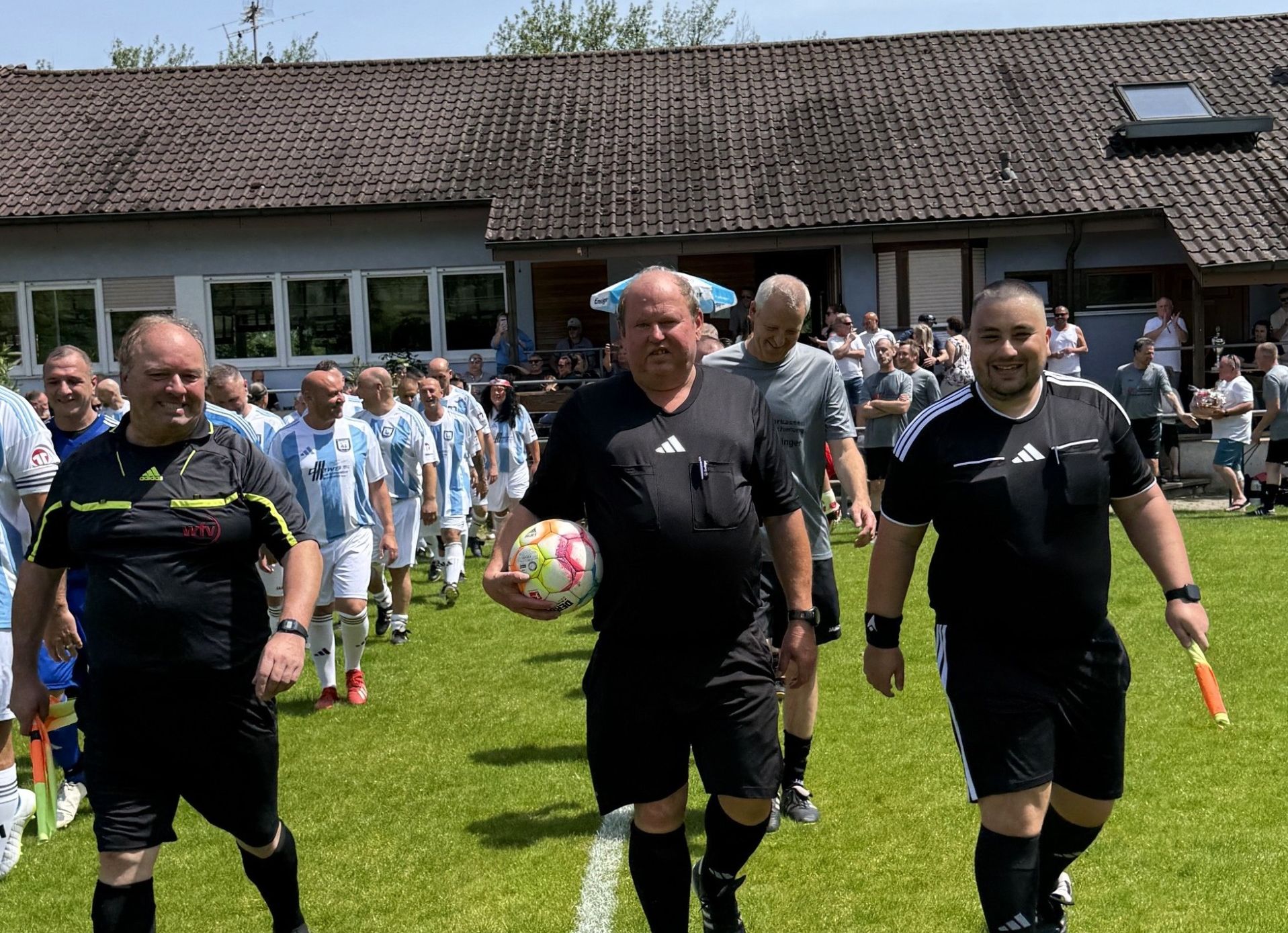 Einlauf der Schiedsrichter
