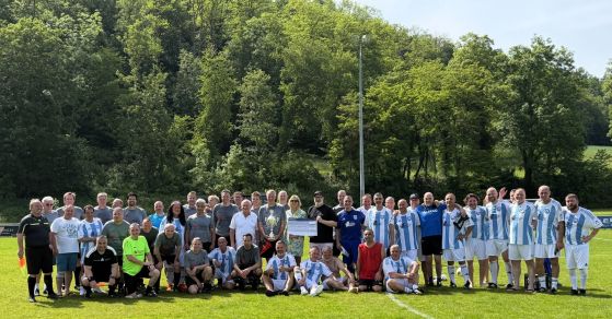 Fußball verbindet und hilft: 950 Euro Spende für die Lebenshilfe